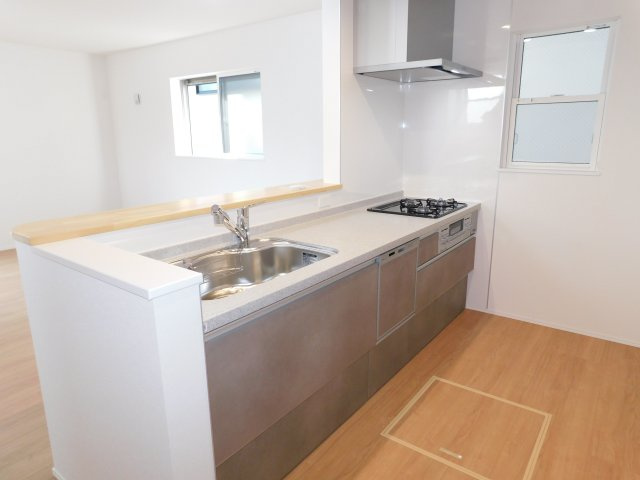 名古屋市北区福徳町５丁目の新築一戸建のキッチン|◇キッチン◇　　人気の対面式・人造大理石カウンター・食洗機・浄水機能付ハンドシャワー・静音仕様シンク・薄型換気扇・Ｓｉセンサーコンロ（３口）・床下収納庫付き