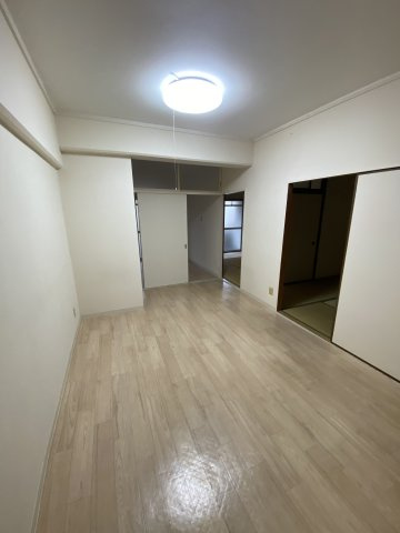 【居間・リビング】 | メゾン千里中央 | LDK8帖