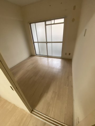 【内装】 | メゾン千里中央 | 窓側洋室4.5帖