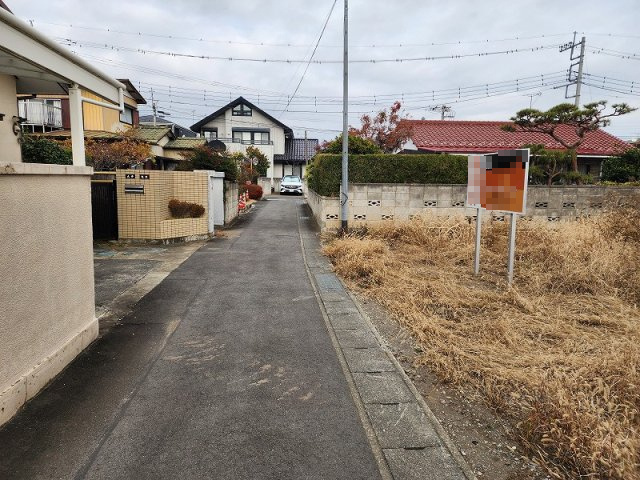 高崎市井野町　売地の前面道路含む現地写真