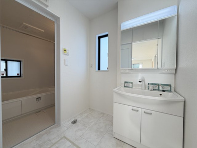 【独立洗面台】 | うるま市赤野（全3棟） | B号棟　三面鏡付き洗髪洗面化粧台♪