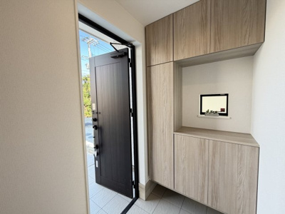 【玄関】 | うるま市赤野（全3棟） | B号棟　十分な収納付き玄関♪