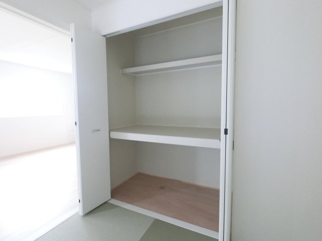 上峰町坊所　第13　2号棟の収納|和室には段有りクローゼットがあります♪お客様用の布団収納などにも便利ですね♪