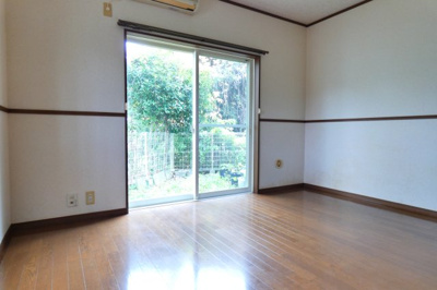 【居間・リビング】 | シルベリアンⅡ | お庭付きのリビングでございます。