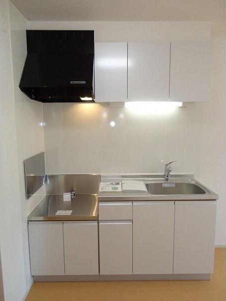 オレンジヒルズ論田Aのキッチン|コンパクトなキッチンで掃除もラクラク