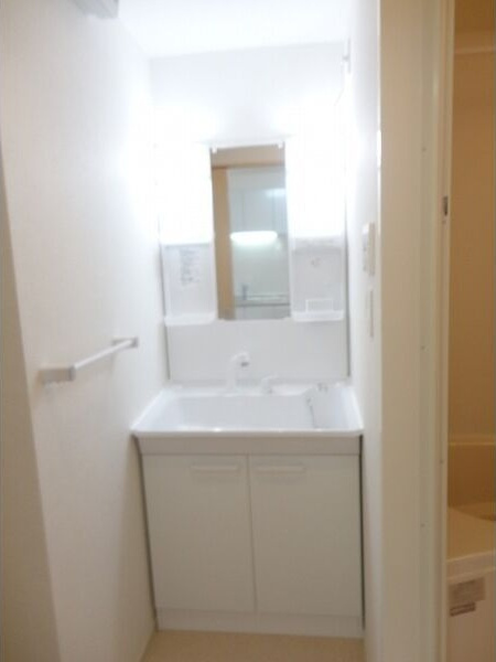 オレンジヒルズ論田Aの洗面所|スペースが確保できる洗面所です