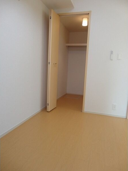 オレンジヒルズ論田Aの洋室|落ち着いた色調の洋室です