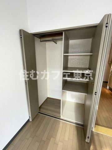 アドレ国立の収納|棚で整理もできるクローゼットです