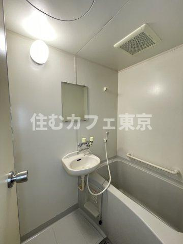 アドレ国立の浴室|洗面台と浴槽があります