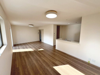 【居間・リビング】 | 松之浜町１丁目　新築一戸建 | 南東向きにつき日当たり良好♪たっぷりの陽光に包まれる明るい住まいに気持ちも明るくなりますね♪