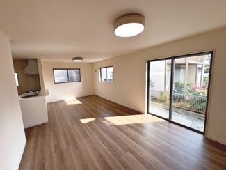 【居間・リビング】 | 松之浜町１丁目　新築一戸建 | ＬＤＫ約２０帖♪暮らしの中心となるリビングは、家族みんなが心地よく過ごせる癒しの空間ですよ！