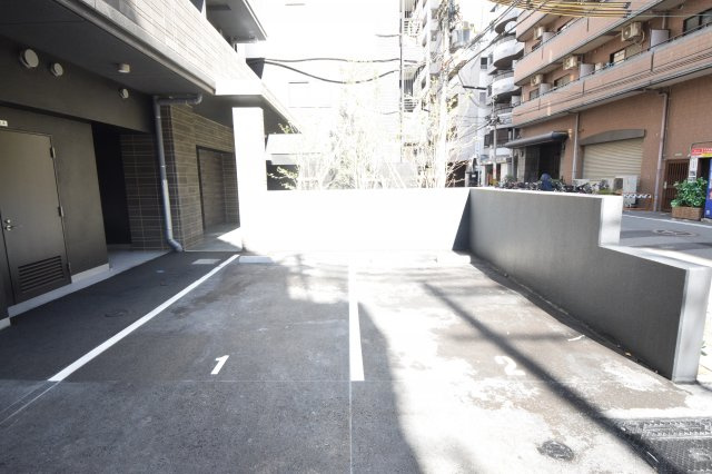 SK RESIDENCE SHINSAIBASHIの駐車場|SK RESIDENCE　駐車場
