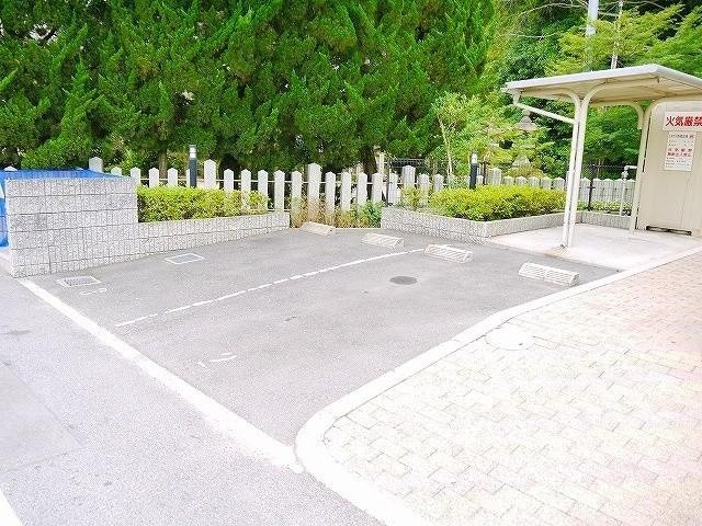 レオパレスあやめ池疋田の駐車場|駐車場があるので、車を買う予定の方も安心です