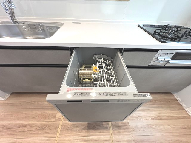 【キッチン】 | 糟屋郡須恵町上須惠24期　2号棟（全3区画）【仲介手数料無料・0円】 | 現地写真。食洗器が付いてます。