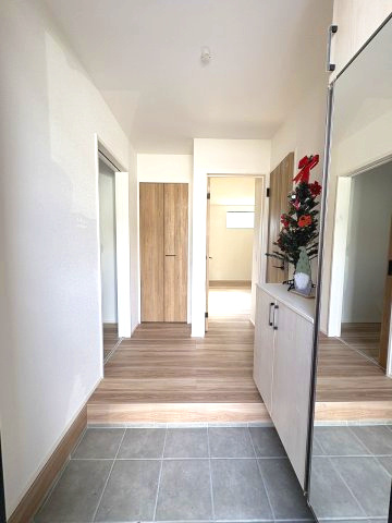 【玄関】 | 糟屋郡須恵町上須惠24期　2号棟（全3区画）【仲介手数料無料・0円】 | 現地写真。