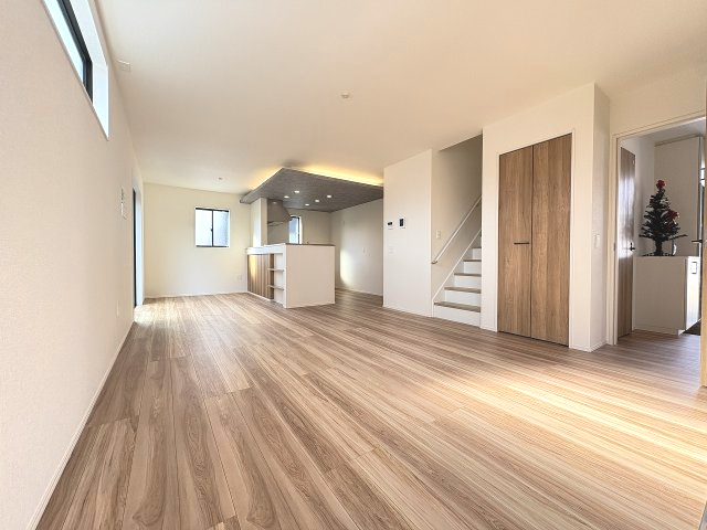 【居間・リビング】 | 糟屋郡須恵町上須惠24期　2号棟（全3区画）【仲介手数料無料・0円】 | 現地写真。リビングです。