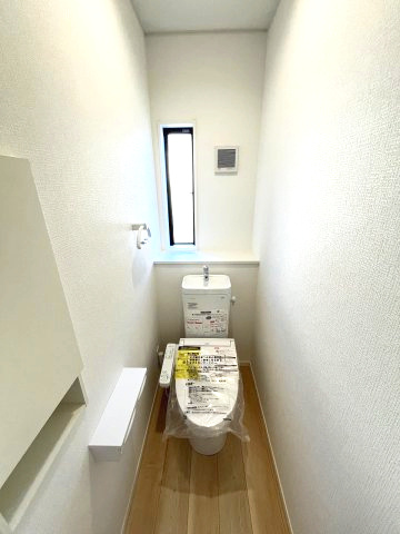 【トイレ】 | 糟屋郡須恵町上須恵第4　2号棟（全2棟）【仲介手数料無料・0円】 | 現地写真。1階のトイレです。