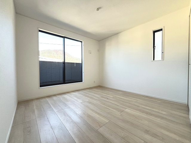 【寝室】 | 糟屋郡須恵町上須恵第4　2号棟（全2棟）【仲介手数料無料・0円】 | 現地写真。2階主寝室です。