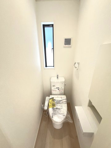 【トイレ】 | 糟屋郡須恵町上須恵第4　2号棟（全2棟）【仲介手数料無料・0円】 | 現地写真。2階にもトイレです。
