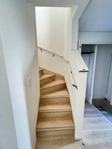 【内装】 | 糟屋郡須恵町上須恵第4　2号棟（全2棟）【仲介手数料無料・0円】 | 現地写真。2階へ上がる階段です。手摺もついて安全ですね。