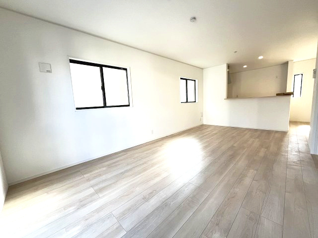 【居間・リビング】 | 糟屋郡須恵町上須恵第4　2号棟（全2棟）【仲介手数料無料・0円】 | 現地写真。