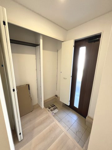 【玄関】 | 糟屋郡須恵町上須恵第4　2号棟（全2棟）【仲介手数料無料・0円】 | 現地写真。