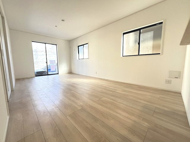 【居間・リビング】 | 糟屋郡須恵町上須恵第4　2号棟（全2棟）【仲介手数料無料・0円】 | 現地写真。リビングです。