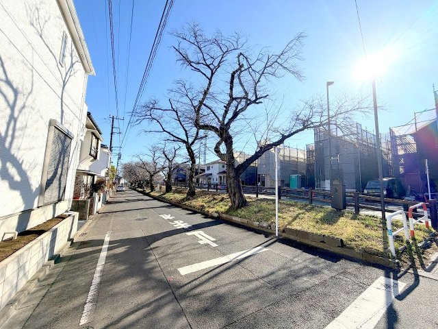 福生市南田園3丁目　新築戸建の前面道路含む現地写真
