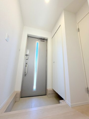 福生市南田園3丁目　新築戸建の玄関