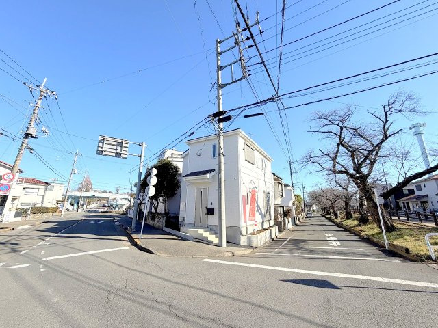 福生市南田園3丁目　新築戸建の前面道路含む現地写真