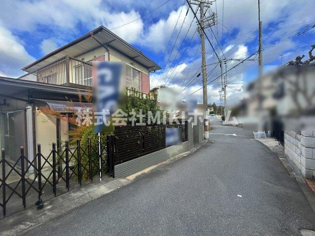 箕面市半町４丁目　土地の前面道路含む現地写真