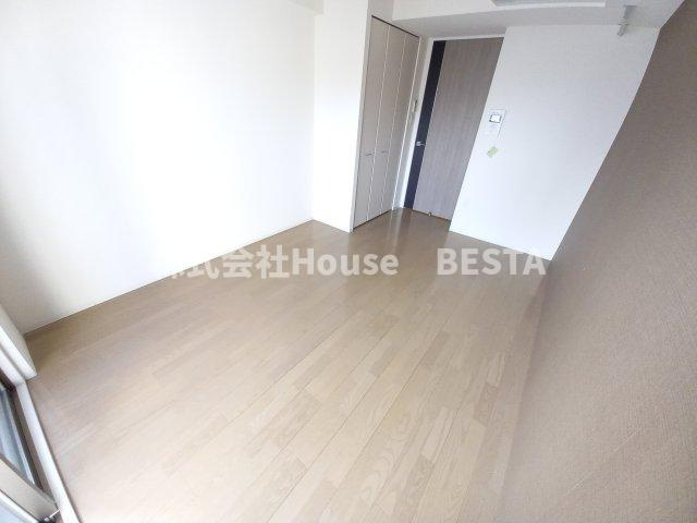 SERENiTE三宮の洋室