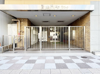 【エントランス】 | オートロックを備えた、マンションのエントランス。やはりセキュリティの観点は欠かすことができません。皆様を“安全”に送り出し、出迎えてくれます。～即日のご見学可能～　お問合せはお気軽にどうぞ。