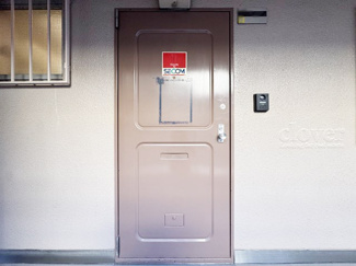 【その他共用部分】 | 皆様をお迎えする、お部屋の玄関ドア。開けやすさや開放角度、ドアノブの操作しやすさや鍵の形状などを、現地で一度ご確認ください。～即日のご見学可能～　お問合せはお気軽にどうぞ。