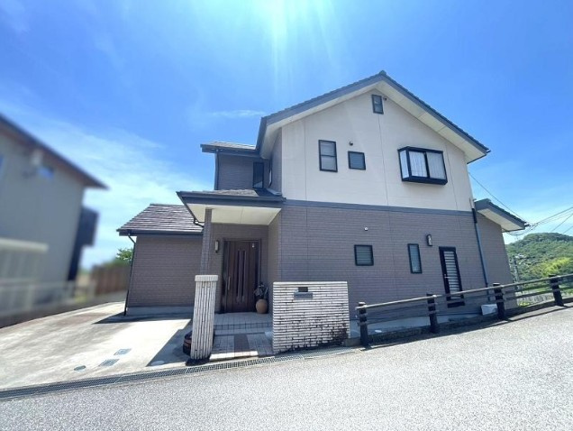 高知市横浜南町　中古戸建ての外観パース|ゆるやかな坂と青空に溶け込むような佇まい。住むほどに好きになる、そんな雰囲気をまとっています。