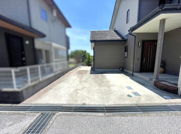 高知市横浜南町　中古戸建ての駐車場|なんと駐車３～４台可能♪