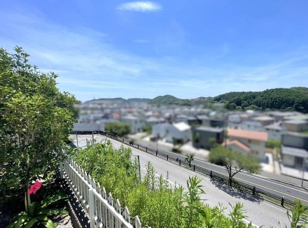 高知市横浜南町　中古戸建ての展望|街並みを見下ろす特等席。季節や時間で表情が変わる景色が、暮らしをそっと豊かにします。