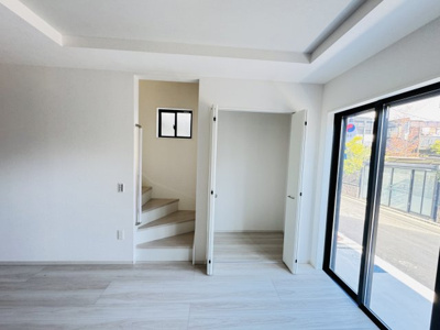 【居間・リビング】 | 市川市菅野５丁目新築戸建【菅野小学校：8分】 | リビング収納・家族の顔が見えるリビングイン階段