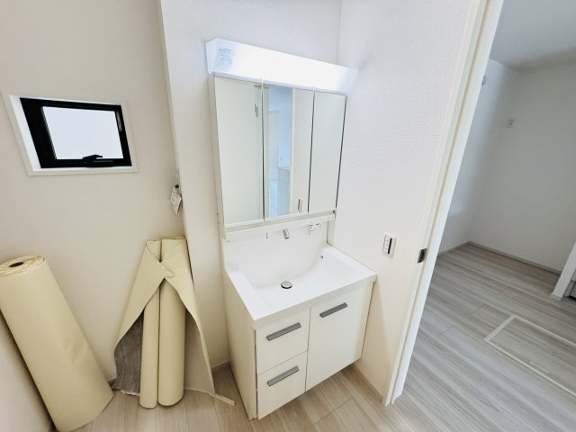 【独立洗面台】 | 市川市菅野５丁目新築戸建【菅野小学校：8分】 | シャワーヘッド付き三面鏡洗面化粧台