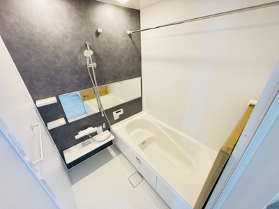 【浴室】 | 市川市菅野５丁目新築戸建【菅野小学校：8分】 | 手元で水流切り替えエコシャワーヘッド・足を伸ばせる広々浴槽で毎日リラックス！