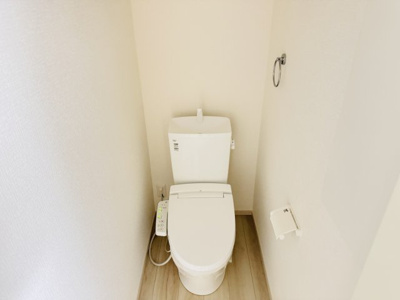 【トイレ】 | 市川市菅野５丁目新築戸建【菅野小学校：8分】 | 温水洗浄暖房便座つきトイレ