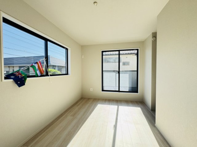 【寝室】 | 市川市菅野５丁目新築戸建【菅野小学校：8分】 | 8帖寝室・南側バルコニー前の明るいお部屋です♪