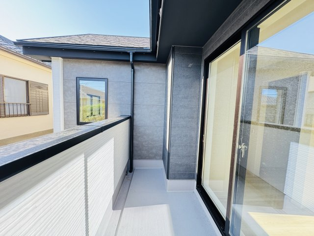 【バルコニー】 | 市川市菅野５丁目新築戸建【菅野小学校：8分】 | 寝室前南向きバルコニー・日当たり良好♪