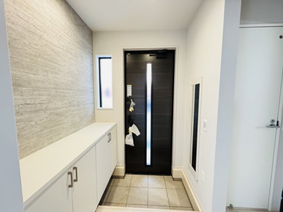 【玄関】 | 市川市菅野５丁目新築戸建【菅野小学校：8分】 | 玄関ホール・シューズボックス