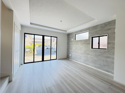 【居間・リビング】 | 市川市菅野５丁目新築戸建【菅野小学校：8分】 | 16.9帖リビングダイニングキッチン・アクセントクロス・折り上げ天井