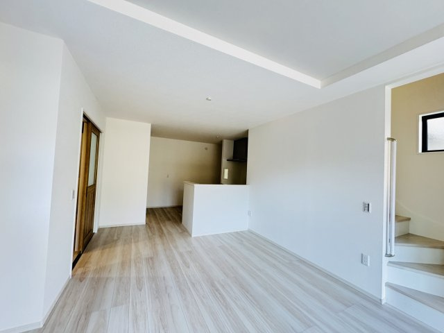 【居間・リビング】 | 市川市菅野５丁目新築戸建【菅野小学校：8分】 | 16.9帖リビングダイニングキッチン