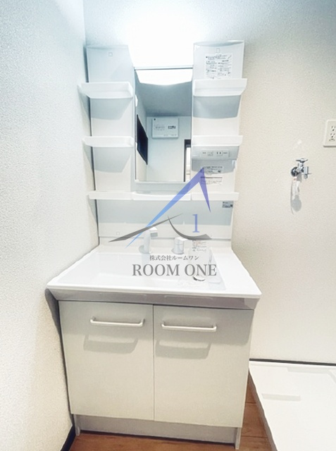 ルミエリア横浜の洗面所|独立洗面台です。