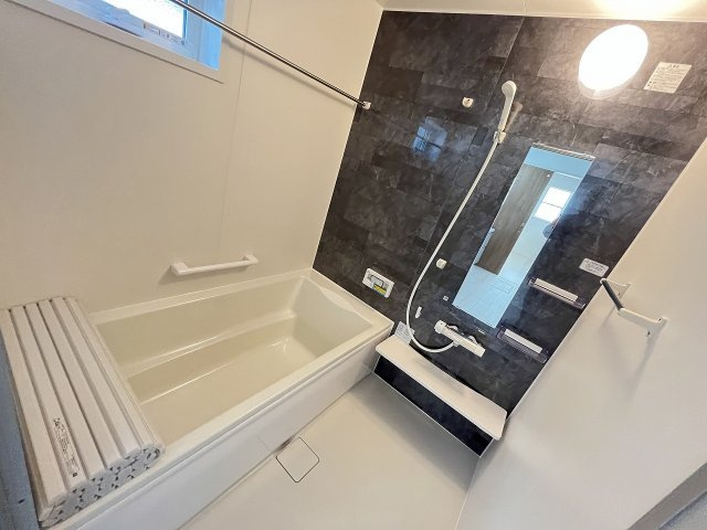 【浴室】 | 糟屋郡第3志免町志免3丁目　1号棟（全1棟）【仲介手数料無料・0円】 | 現地写真。浴室です。