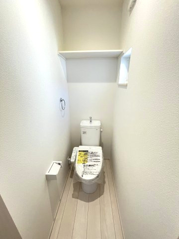 【トイレ】 | 糟屋郡第3志免町志免3丁目　1号棟（全1棟）【仲介手数料無料・0円】 | 現地写真。2階にもトイレです。