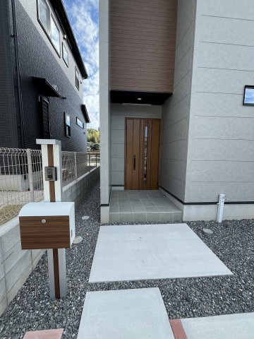 【玄関】 | 糟屋郡第3志免町志免3丁目　1号棟（全1棟）【仲介手数料無料・0円】 | 施工例。施工例は完成時と異なる場合があります。